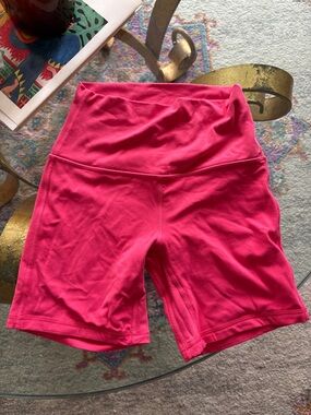 Lipgloss Pink Lululemon align shorts